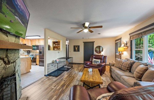 Gatlinburg - Pigeon Forge Ski Chalet | Quiet Mountain Cabin-Pool-Hot Tub-Huge GameRoom-Pet Friendly-Home Away From Home