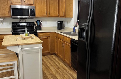 Lebanon House | Quiet Neighborhood, Close to Amenties, Lots of Outdoor spaces