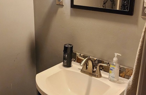 Billings House | Quiet one bedroom with bathroom on the west end of Billings