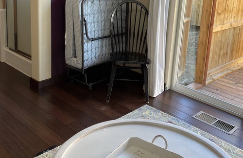 Sparks Apartment | Quiet Pet friendly Suite