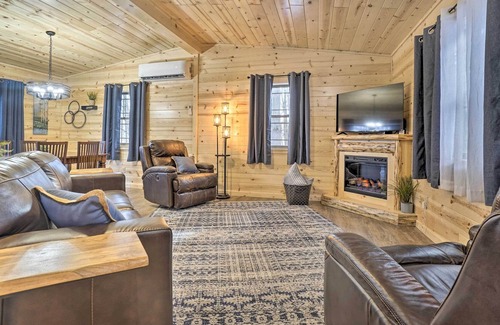 Logan Cottage | Quiet Pines Cabin Hocking Hills w/Hot Tub & Pond