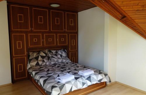 Kispest House | Quiet room in Budapest near airport with free parking