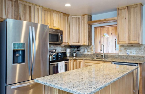 Port Orange House | Quiet Screen Pool Home/Daytona Area-Prvt Yard-Pet/Kid Friendly-Near Beach/Attractions-Secure WiFi!