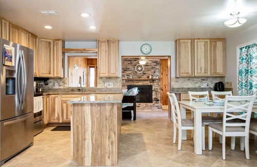 Port Orange House | Quiet Screen Pool Home/Daytona Area-Prvt Yard-Pet/Kid Friendly-Near Beach/Attractions-Secure WiFi!