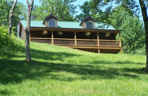 Shenandoah Cabin | Quiet Secluded 'Hilltop Log Cabin' Get Away Vacation Cabin Rental with King Bed!