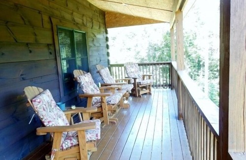 Shenandoah Cabin | Quiet Secluded 'Hilltop Log Cabin' Get Away Vacation Cabin Rental with King Bed!