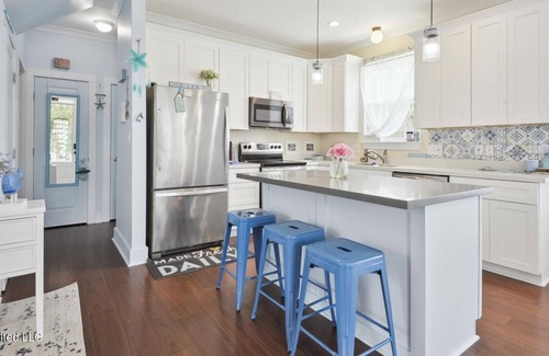 Waveland Cottage | Quiet small Cottage , 5 minutes from the beach!