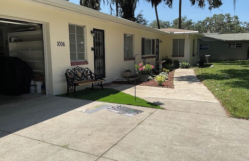 Leesburg House | Quiet spacious Home by Lake Harris. Walk to Venation gardens, stroll by the Lake
