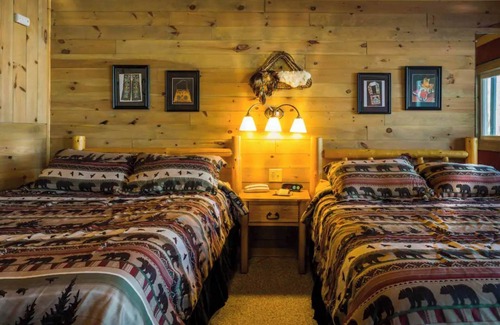 Rice Lake Cabin | Quiet stay on the lake in Room 14 - The Chippewa Lodge - Curriers Lakeview Lodge