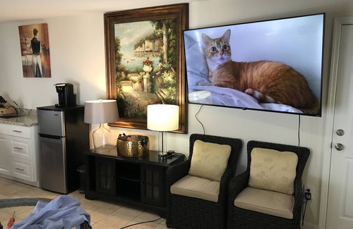Central Naples Apartment | Quiet Studio, minutes from Beaches, Shopping, Dining, 5th Ave and 3rd Street