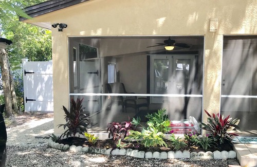 Central Naples Apartment | Quiet Studio, minutes from Beaches, Shopping, Dining, 5th Ave and 3rd Street