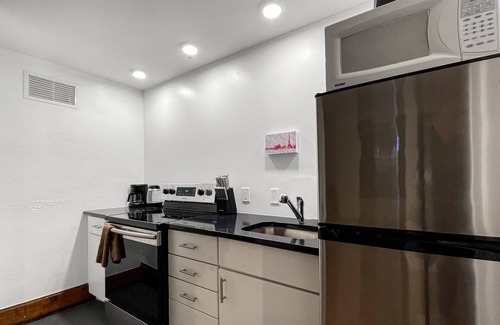 Downtown Des Moines Apartment | Quiet Studio on Grand - Downtown DSM!