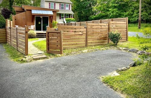 Bolivar Cottage | Quiet tiny home. Dog-friendly. Private fenced yard