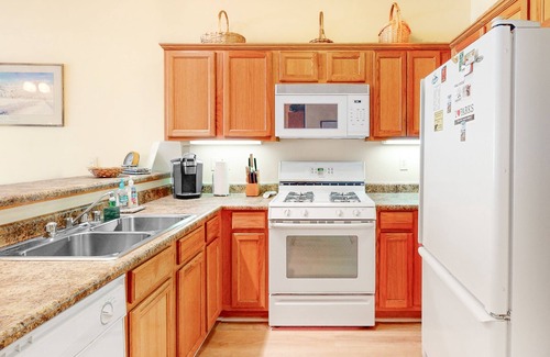 Truckee House | Quiet Townhouse in Ideal Truckee Location w/Pool, Hot Tub & Sauna