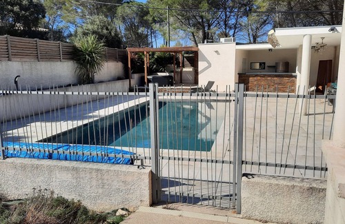 Nages-et-Solorgues Villa | Quiet villa with heated pool and spa