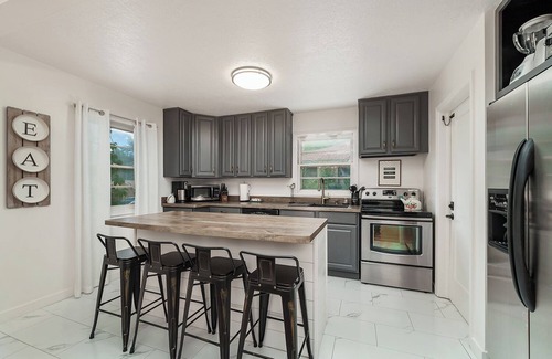Rimrock House | Quiet Yard & Trees, Fully Stocked Kitchen, Games, Comfort, Back Patio