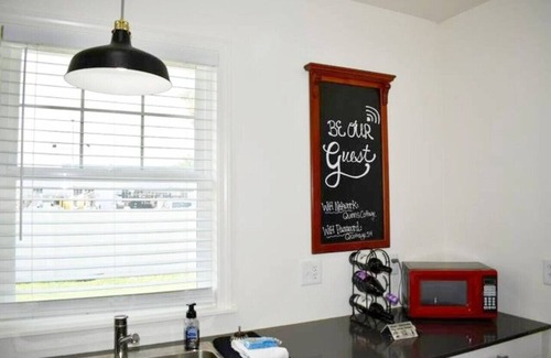 Baker City Apartment | Quinn`s Cottage! Adorable Downtown Home!