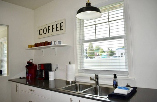 Baker City Apartment | Quinn`s Cottage! Adorable Downtown Home!