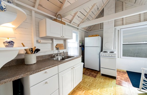 Mid-Coast and Islands Cottage | Quintessential seaside cottage in beautiful Pott's Point