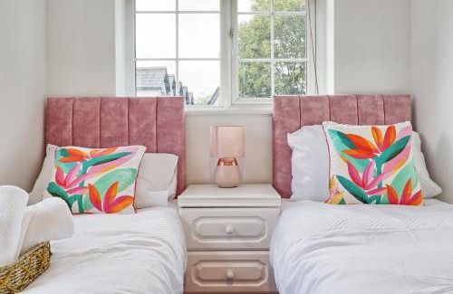 Brentwood Apartment | Quirky 2-Bed Brentwood Home Near High St & Station - With Parking