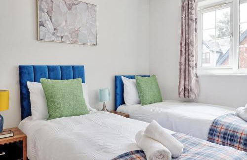 Brentwood Apartment | Quirky 2-Bed Brentwood Home Near High St & Station - With Parking