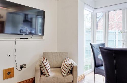 Brentwood Apartment | Quirky 2-Bed Brentwood Home Near High St & Station - With Parking