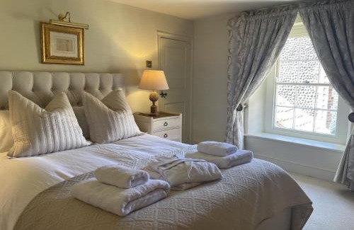 Holt House | Quite location Near the Quay, Newly Refurbished 2 Ensuite Kingsize Bedrooms