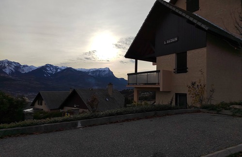 Embrun Apartment | Résidence Calme à Proximité Immédiate D'un Sentier de Randonnée