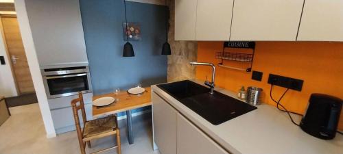 Reallon Apartment | Résidence Means - Jolie petite maison de 3 couchages en village MEANS VILLAGE MAE-8421