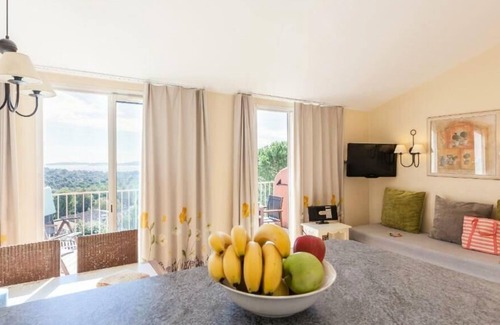 Les Restanques Apartment | Résidence Pierre & Vacances Les Restanques du Golfe de Saint Tropez - Apartment for 7 people - 1 bedroom + 1 sleeping area - Terrace or balcony - Sea view