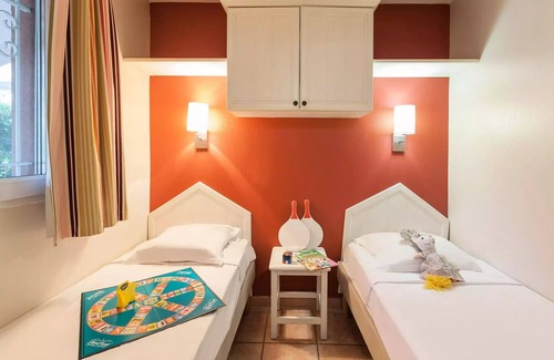 Giens Apartment | Résidence Pierre & Vacances Le Hameau de la Pinède *** - Apartment 4 people - 1 bedroom - Terrace or balcony - Air-conditioned