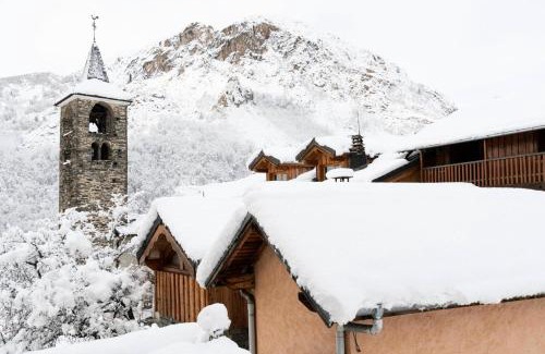 Saint-Marcel Ski Chalet | Résidence Saint Marcel - Chalet familial · Centre village de St Marcel · Terrasse ouest MAE-2924