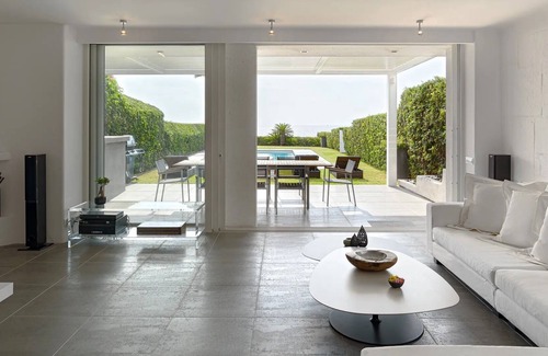Koukaki Villa | R 3392 Villa Hideo With Air Conditioning ,Coffee Facilities & Veranda.