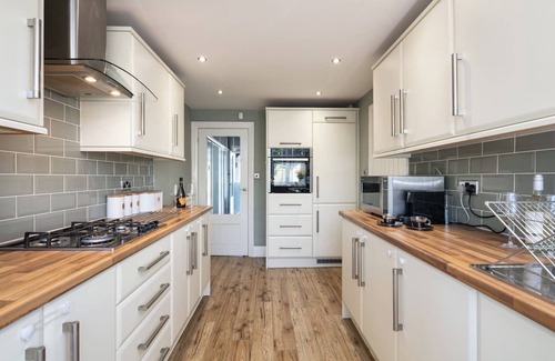 Oldham House | R&R at Koi House - Spacious Family Home w Parking