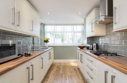 Oldham House | R&R at Koi House - Spacious Family Home w Parking