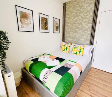 Birmingham House | R1 - Stylish Private Room opposite Queen Elizabeth Hospital - Harborne Birmingham