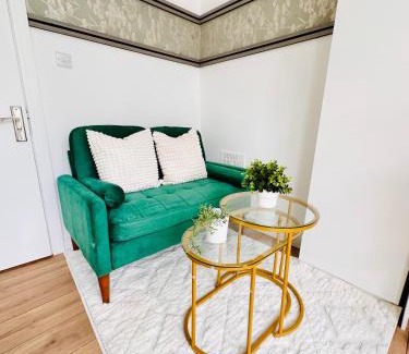Birmingham House | R1 - Stylish Private Room opposite Queen Elizabeth Hospital - Harborne Birmingham