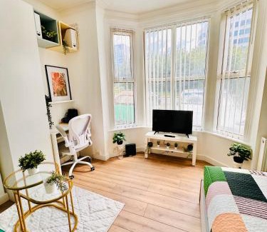 Birmingham House | R1 - Stylish Private Room opposite Queen Elizabeth Hospital - Harborne Birmingham