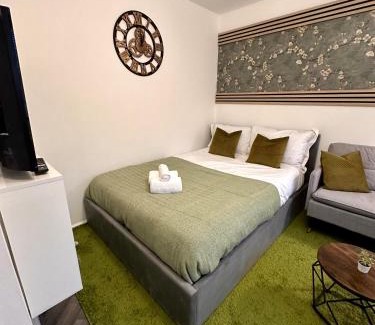 Cradley House | R2 - Private Room in a Newly renovated House with its own Kitchenette and Lounge in Birmingham - Quinton