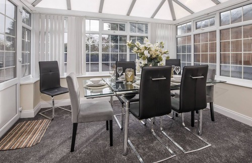 York Cottage | Racecourse Retreat - sleeps 9 guests in 5 bedrooms