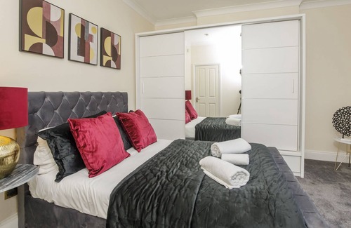 York Cottage | Racecourse Retreat - sleeps 9 guests in 5 bedrooms
