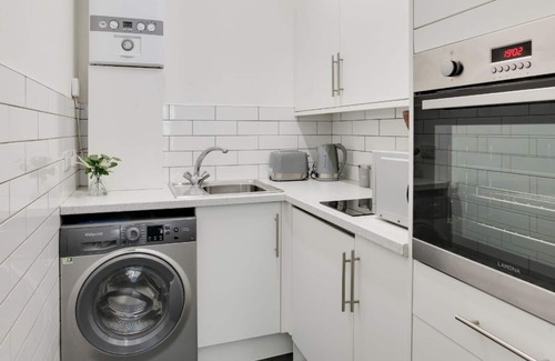 Southend-on-Sea Apartment | Radiant & Chic Studio City Centre Nr Beach & High St by Luxiety Stays
