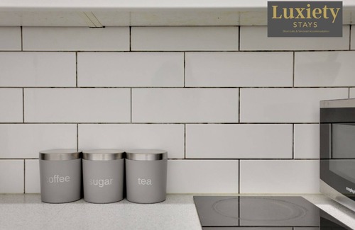 Southend-on-Sea Apartment | Radiant & Chic Studio City Centre Nr Beach & High St by Luxiety Stays