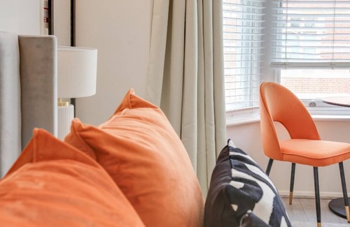 Southend-on-Sea Apartment | Radiant & Chic Studio City Centre Nr Beach & High St by Luxiety Stays