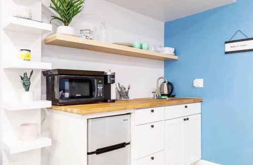 Valley Glen House | Radiant Studio near Universal Studios