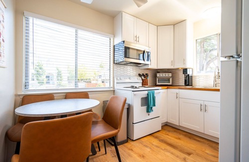 Old Town Historic District House | Railroad Dist, 10 Walk to DT, 1 min Sally Loo's Sleeps 4/6 max, Pets & Parking