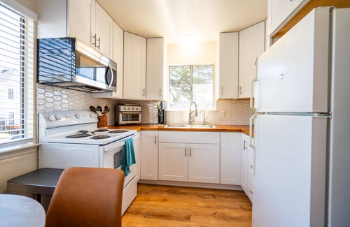 Old Town Historic District House | Railroad Dist, 10 Walk to DT, 1 min Sally Loo's Sleeps 4/6 max, Pets & Parking