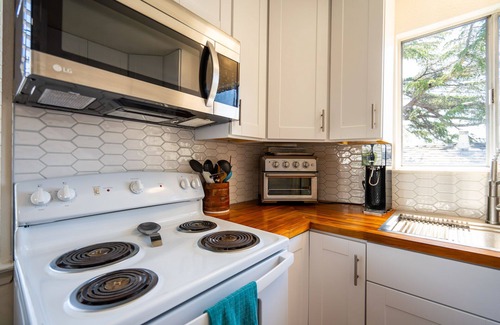 Old Town Historic District House | Railroad Dist, 10 Walk to DT, 1 min Sally Loo's Sleeps 4/6 max, Pets & Parking