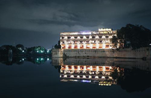 Lake Swaroop Sagar Hotel | Rajdarshan - A Lake View Hotel in Udaipur