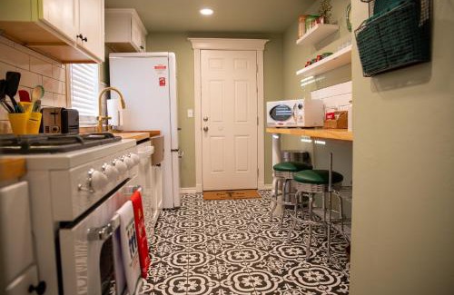 Chickasha House | Ralphie's House Chickasha - Sleeps 10 - Hi Speed WIFI - Brand New!